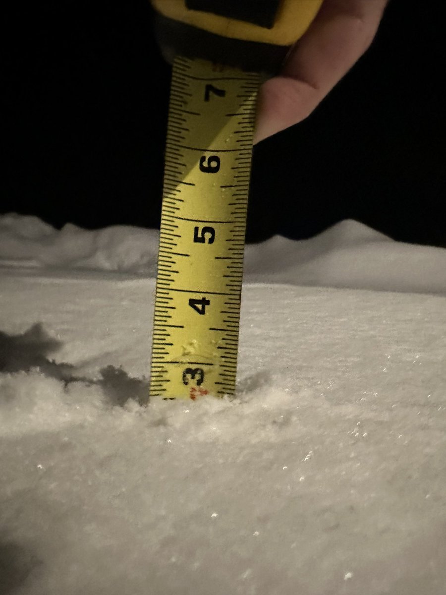 b_mccloy's tweet photo. @NWSBurlington 2.75 inches as of 2040 in N Rutland Town; sleet and snow first, then a nasty sharp freezing rain layer and some fresh snow on top  #vtwx https://t.co/ujobTEJXgx
