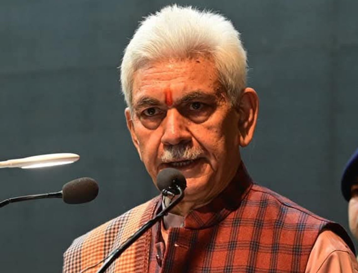 AjazGanderbali's tweet image. Lt Governor Shri Manoj Sinha urges the youth of Jammu and Kashmir to be bold and strong, combining traditional values with modern innovation to lead the way for a prosperous future. A call for action towards societal progress! #YouthForChange #JandKDevelopment #VisionForFuture
