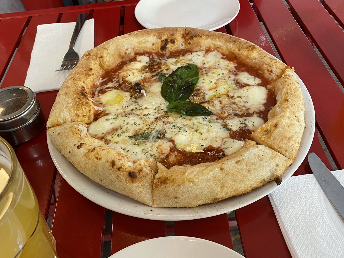 th1nbambi's tweet photo. hoy comí solo una vez y fueron dos pedazos de esta pizza no sé como sentirme x'D #edtwt https://t.co/Oh0djNJJ3F