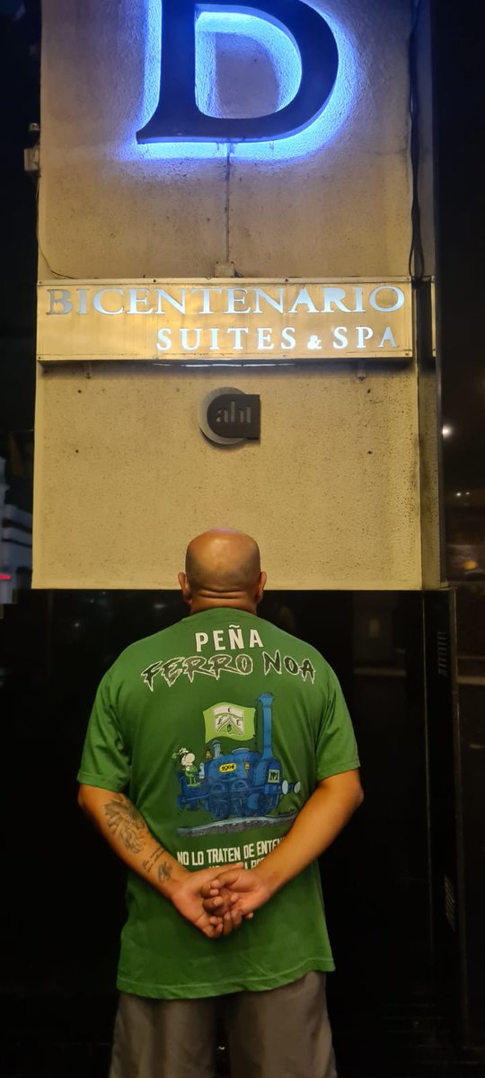 ElShowdeFerro's tweet photo. También están los amigos de la @FerroNOAA. Ya llega #Ferro al hotel. Mañana #JuegaFerro en Tucumán. https://t.co/3ru2WnVLMZ