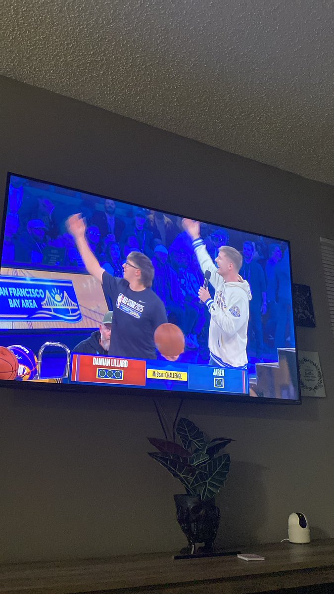 JAYSONOFMONT3M's tweet photo. Oh wow nice to see @MrBeast  at the @NBA  #AllStarWeekend  ! https://t.co/byIX6niUDO