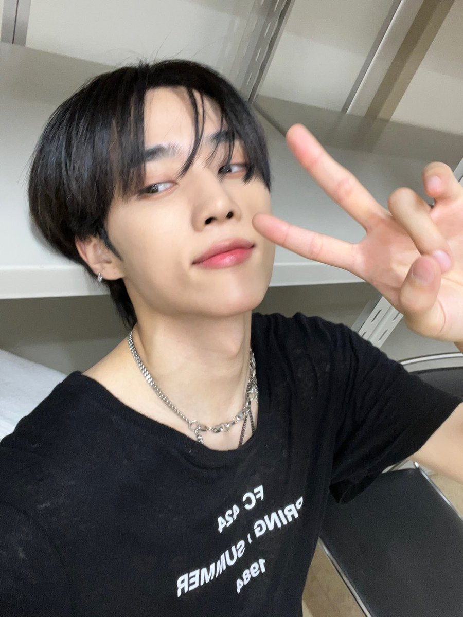 김선우 까망인데
흑발+핑크립 개〰️〰️〰️〰️〰️ 잘어울려
유튜브에 까만쿨톤? 23호 쿨톤???  막 이런 제목 영상들을 봐도 김선우만 생각남 ..