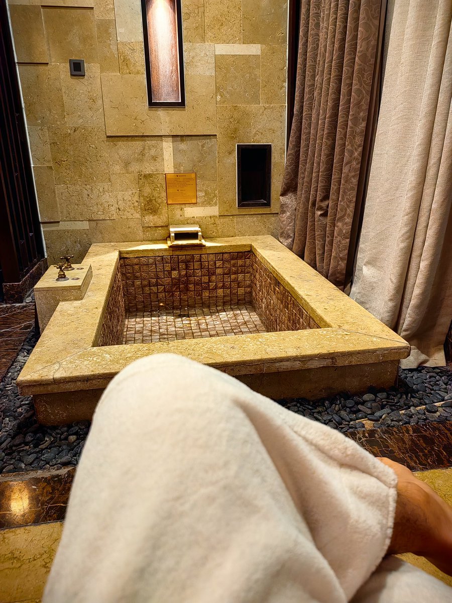 女友带着闺蜜一起，其他温泉都订满了，跑这么远到璧山来。条件一般但是私汤还是勉强接受。女友还在培养中，很有潜力，已经双通，有露出潜质，一起看X 。