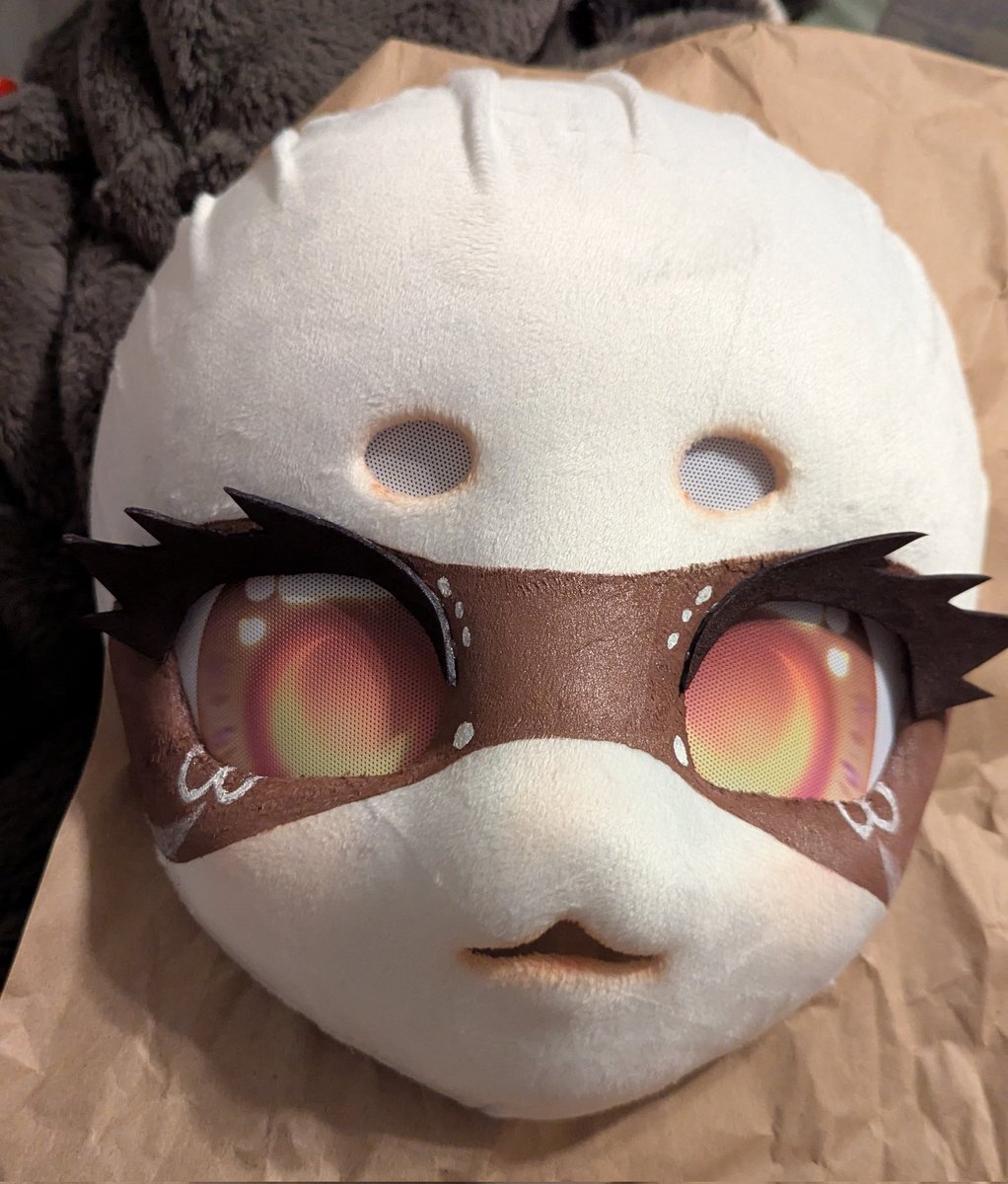 She's bald right now but I'll get some bangs to hide her forehead wrinkles 👀
Say hello to my new mask! I'm still fixing up the details but I'm so excited to show it 🥰