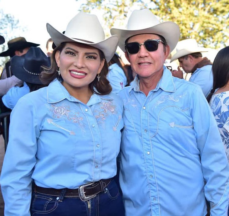 Agradezco a mi amiga, la senadora Lorenia Valles quien fue madrina del 15° Aniversario de la Cabalgata con Aroma de Mujer.

Siempre es un gusto compartir estos momentos con gente que ama nuestras costumbres.