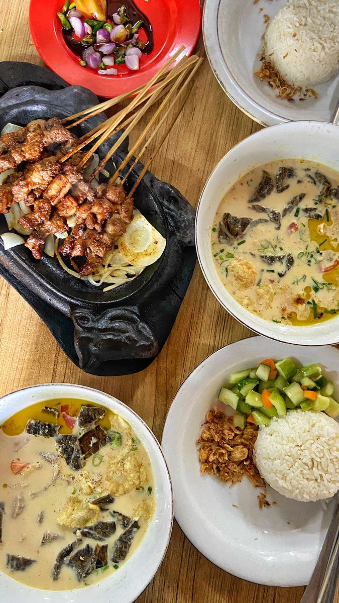 chi00s's tweet photo. SUNDAY: l u n c h time 🕛✨ 
.
.
#yummy #happytummy #sopkambing #soup #kambing #sate #delish #delicious #enak #bogor #jawabarat #foodpic #foodporn #foodie #foodies #foodgram #FoodSpot #foodlover #newpost #food #culinary #explore https://t.co/KXSpTmETU2