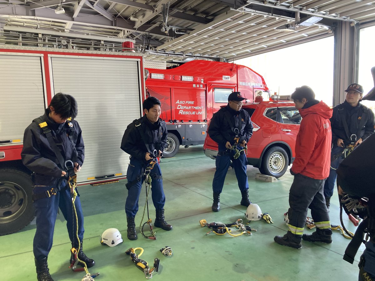 Aso_Fire_D's tweet photo. 📢 特別教育講習会を実施しました！ 📢

令和7年1月30日・2月5日に「ロープ高所作業特別教育」と「フルハーネス型墜落制止用器具特別教育」を開催し、新規採用職員5名が受講しました。

今後も地域の安心・安全を守るため訓練に励んでまいります。

#消防 #特別教育 #安全第一 #高所作業 #フルハーネス https://t.co/BuTwRYGYaO