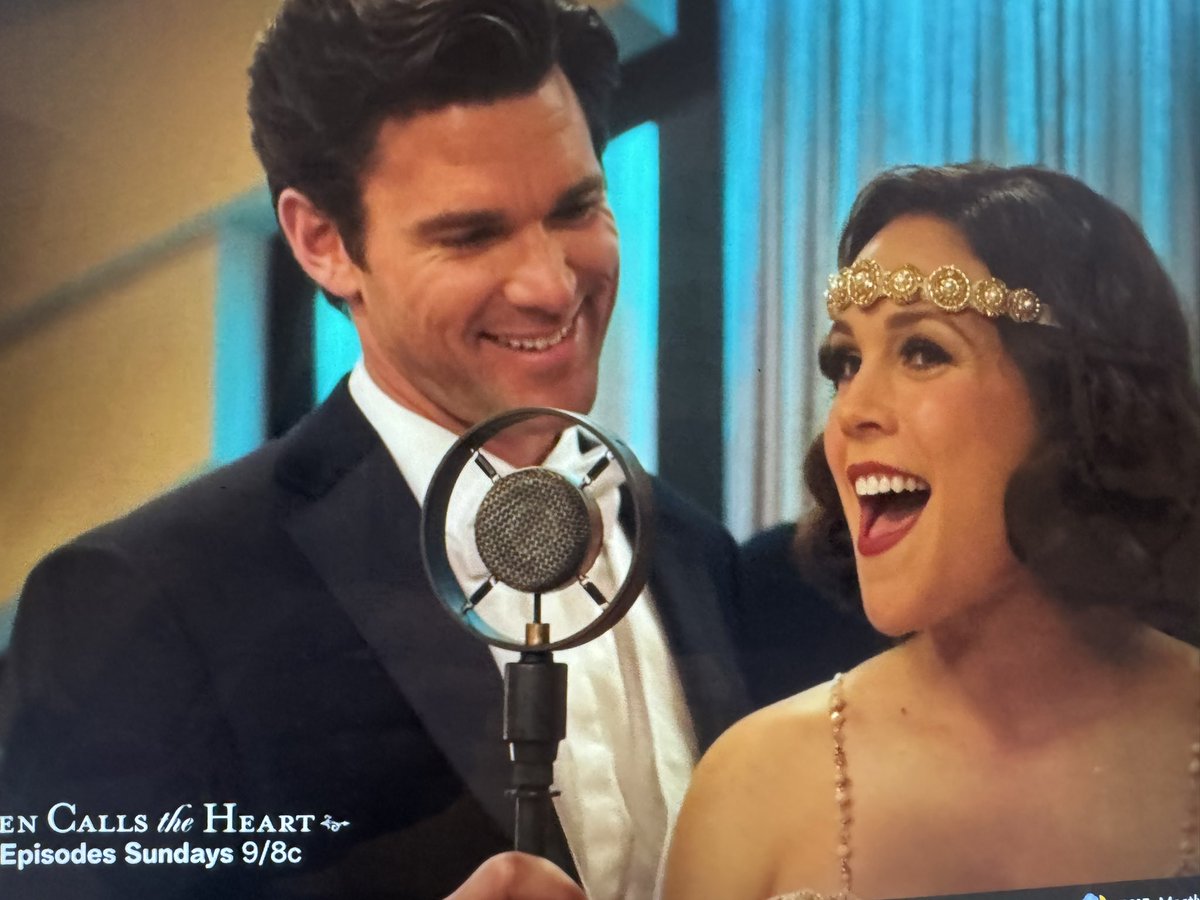 LillianR27's tweet photo. AND as if this had not been amazing thus far , we hear and see two incredible actors sing after some very romantic words of truth hidden behind the pretense ❤️ UNBELIEVABLE 🎶🎵🎼#Hearties #McGarries @hallmarkchannel @LindsayHeartie #WCTH @kevin_mcGarry @erinkrakow https://t.co/2hhNoBxhOe