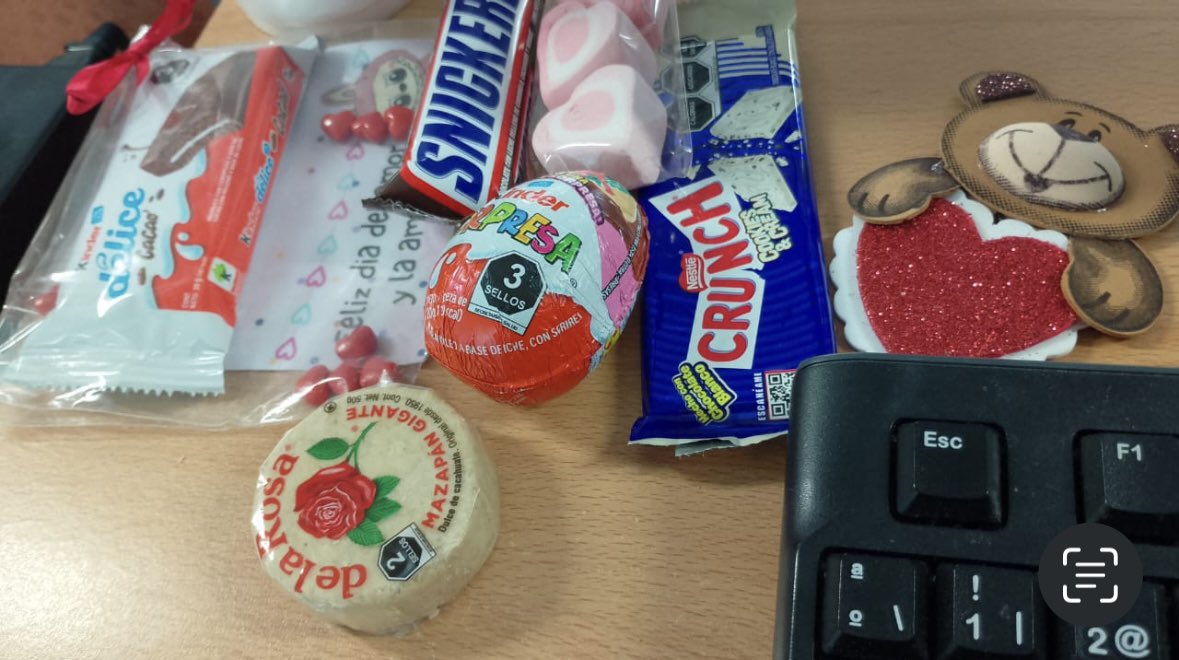 _ive_c's tweet image. Soy anti 14 de febrero y mis niños (ejecutivos) me llevaron regalitos, los recompensare a fin de mes.