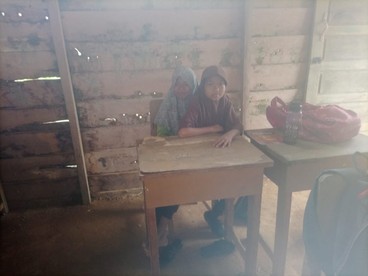IbrahimAzzaini's tweet image. PLEASE KITA RAMAIKAN YUK! 😭

KONDISI ANAK2 MUALAF SUKU ANAK DALAM JAMBI yang HARUS BELAJAR dengan Ruangan Sekolah meja bangku yang sudah lapuk dan mau roboh, bangku dan meja juga kurang 😭

Bismillah mau ajak teman2 untuk patungan 500-10.000 untuk beli meja kursi dan buku
RT 🙏🏻