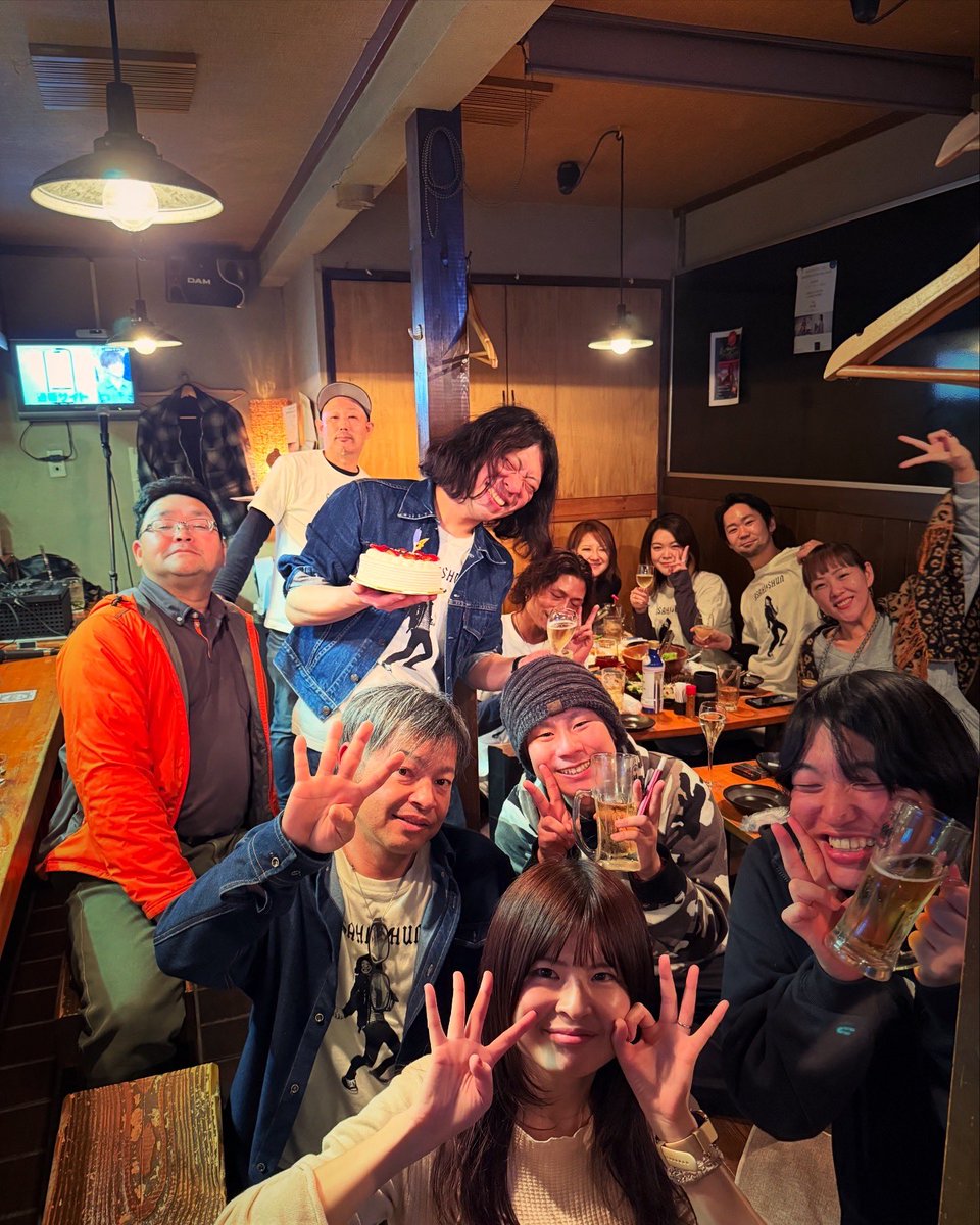 asahishun's tweet photo. ちゃぼ家にて朝日駿お誕生会本当にありがとうございました！たくさんの方が遊びに来てくれて感無量でした！

美味しい料理とお酒を準備してくれたちゃぼさんひろみさんみよこさん本当にありがとうございました！DJやってくれた奥さんもありがとう😊

40歳もどうぞよろしくお願いいたします🙇‍♂️ https://t.co/r0HGlCmdTb