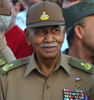 📅 Hoy celebramos el 98° aniversario del natalicio de Juan Almeida Bosques, figura clave de la #RevoluciónCubana. 17/2/1927 nacía en La Habana, hijo de una familia humilde, trabajó como albañil antes de unirse a la lucha contra Batista.
#Cuba #Historia
Hilo 👇