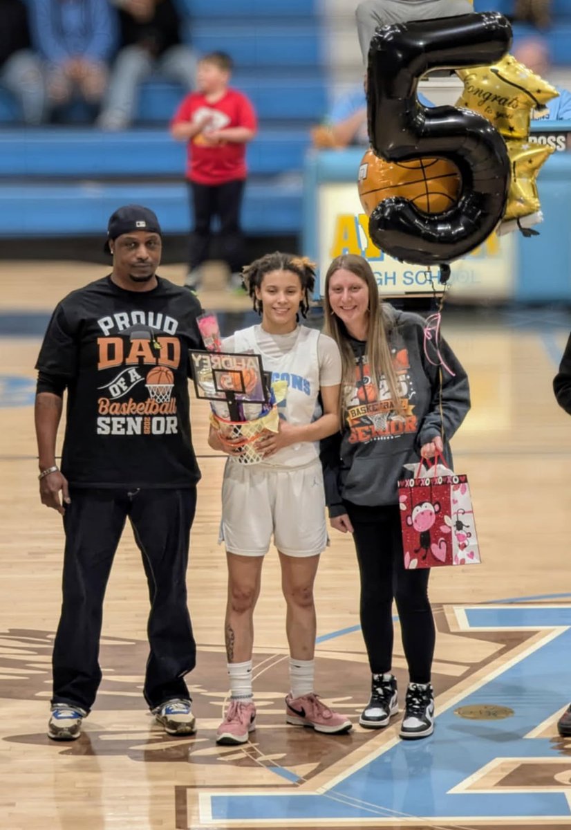 audreyteasleyy's tweet photo. My biggest fans 💙💛 #Blessed #SeniorNight #ClassOf2025 https://t.co/c4pIUyIGlo