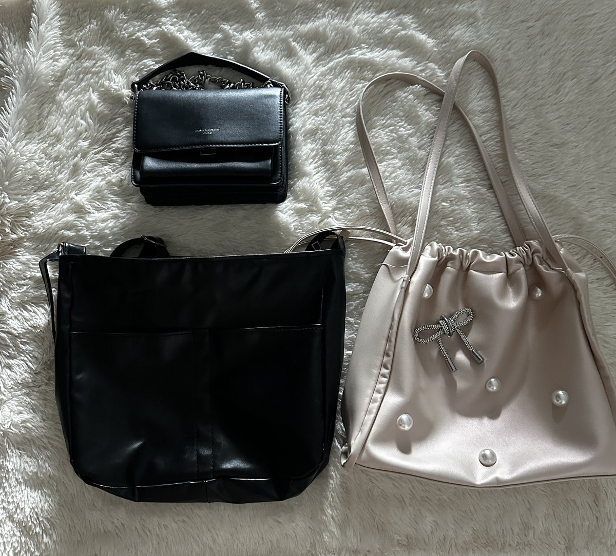 gh8ptt's tweet photo. ส่งต่อ #กระเป๋า 

📮 Davidjones paris 150 รวมส่ง ซื้อมา 500 ( เปื้อนลิปข้างในจุดเล็ก ๆ / สายกระเป๋าหนังลอก 1 จุดเล็ก มีลอย 3 จุด )

📮สีดำใบใหญ่  69 รวมส่ง 

📮สีชมพู 199 รวมส่ง

#ส่งต่อกระเป๋ามือสอง #กระเป๋าราคาถูก #เสื้อผ้ามือสองสภาพดี #กระเป๋าสะพาย #ส่งต่อเสื้อผ้ามือสอง https://t.co/rXdcoCjNRI