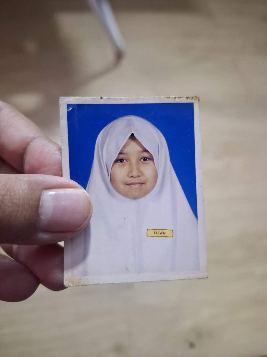 NoorFazwin's tweet photo. Batch 2002 hadir, btw selamat kembali ke sekolah ye adik² Gen Z sekalian, belajar bethol² hahaha!! 🤣🥴
#Throwback2002
#backtoschool https://t.co/ivEiv0vGBv
