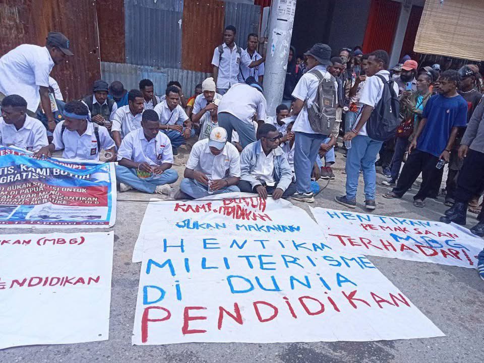 Begitu juga di Jayapura, Papua. Siswa/i SMA dan SMP melakukan aksi yang menolak Makan Bergizi Gratis namun di hadang oleh anjing negara (TNI/Polri).