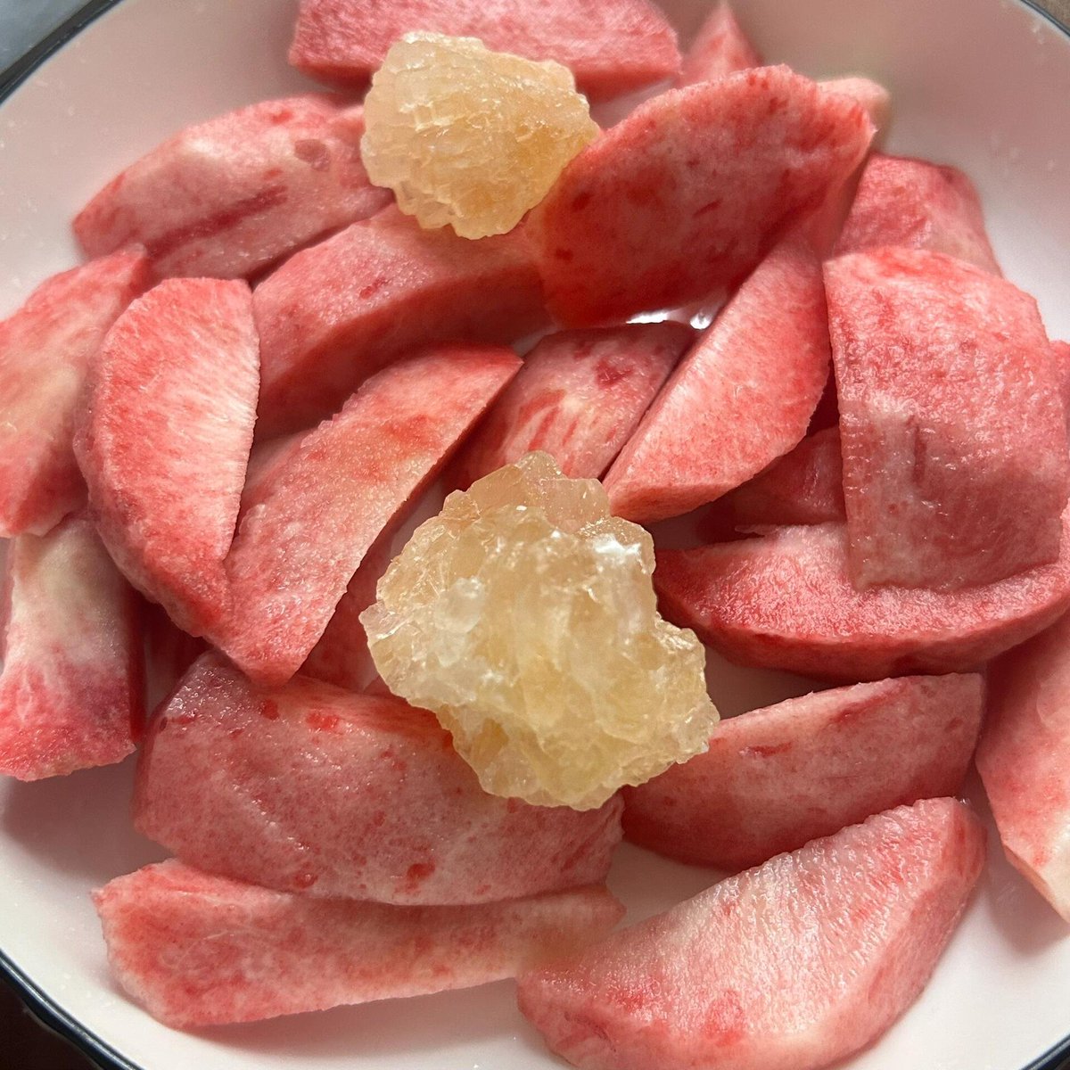 After peeling the peaches, add rock sugar, which tastes especially good, and then steam them together. You can try it.