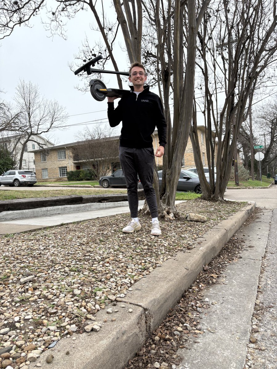 Out for a stroll thanks to <a href="/unagiscooters/">Unagi Scooters</a> 

I love how easy it has become to travel in the big city!
Thanks to its light weight, I am able to transport my scooter with ease. 
Get your scooter with a student discount!
#unagiscooters #movesmarter #nil