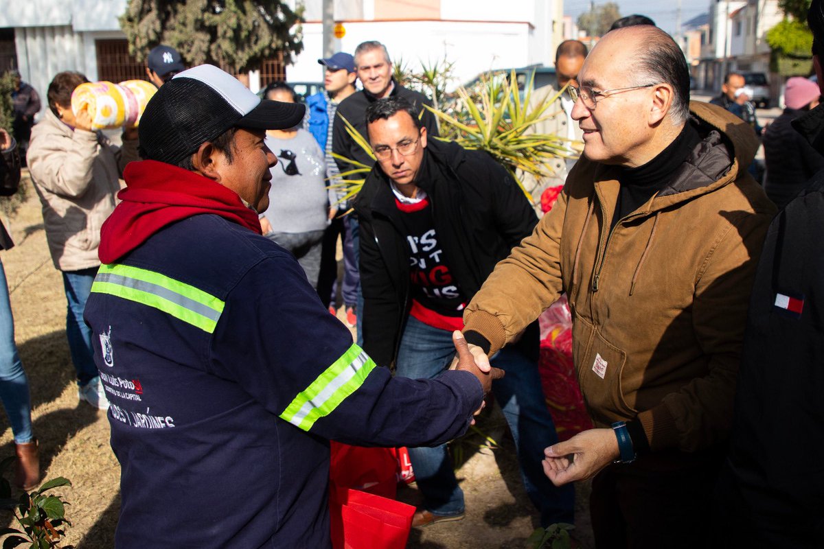 Siempre que tengo oportunidad, aprovecho para saludar a nuestros colaboradores del <a href="/SLPMunicipio/">Gobierno de la Capital SLP</a> que todos los días trabajan con esmero para mantener limpia nuestra ciudad. Mi gratitud y reconocimiento a todos ellos, porque su labor es fundamental para #SanLuisAmable. 🙌🏻✨