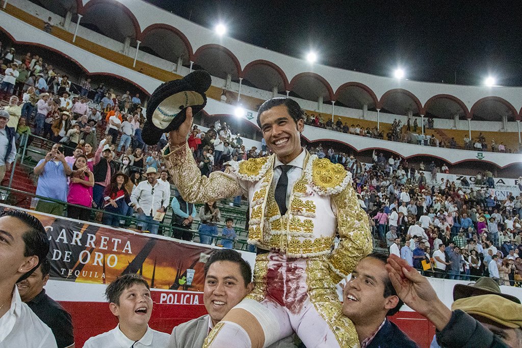 javierhoyos's tweet image. 20250216 Con un lleno en la Nuevo Progreso @emsa_gdl , alternan Octavio Rodríguez el Payo, Andrés Roca Rey y Diego San Román en la corrida 6 del serial 2025. Se lleva la tarde San Román con 3 orejas. Roca Rey y El Payo una cada uno. Sale en hombros Diego San Roman