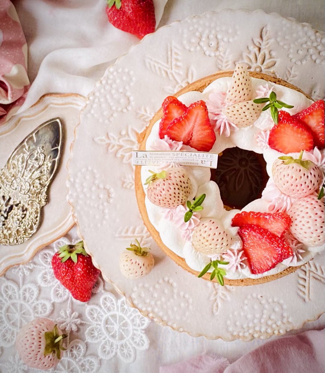 hamhamchee's tweet photo. いちごパウダー使ったミニシフォン作りました。
あまおうと天使のいちごをデコに🍓

春は近いかなぁ〜
春が待ち遠しい��🌸🍓
今日は風が冷たいです
#あまおう
#天使のいちご
#あまおうエール
 #いちごと桜で春来てます
#cottaプレゼントキャンペーン https://t.co/VlFOZ9SX6Z