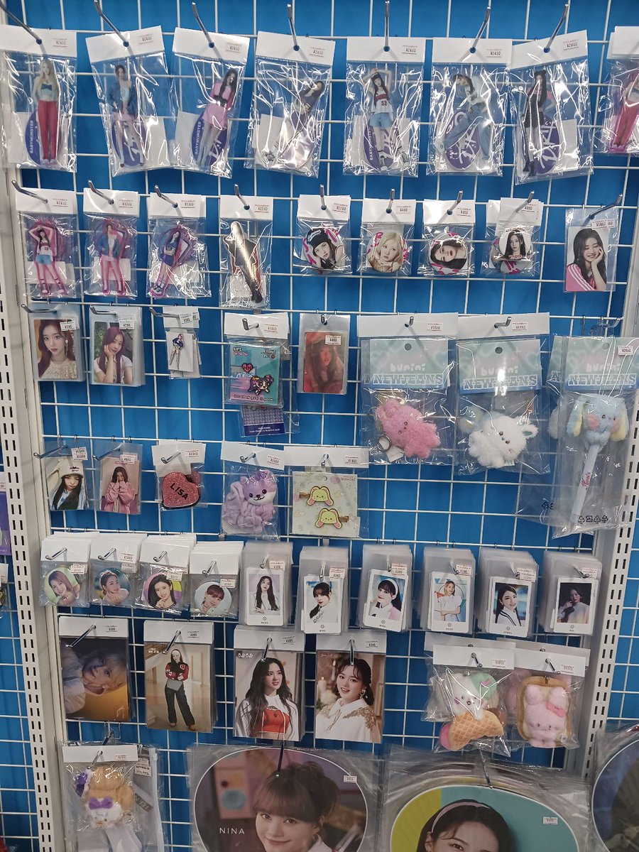 lb_kpop_store's tweet photo. 【らしんばん池袋K-POPSTORE】
こんにちは！本日のK-POPSTORE売り場進捗です！
BTS、スキズなどなど…その他ガールズグループも続々入荷中です！ https://t.co/QWbs4RTyWc