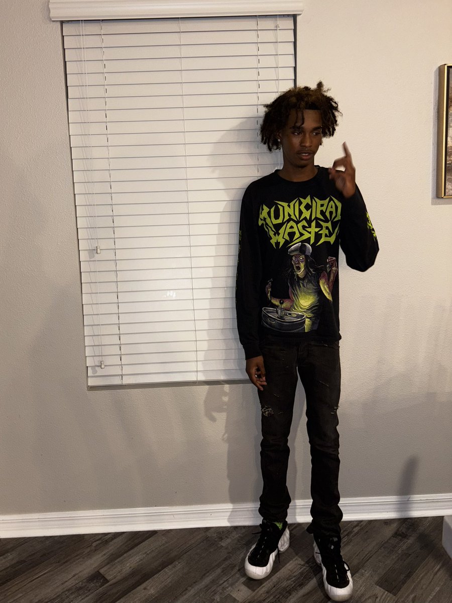 discaiden's tweet photo. I be so mufuckin' high when I walk in the building she think 'ima fun guy, okay. -Pradabagshawty https://t.co/exbSF4RyQp