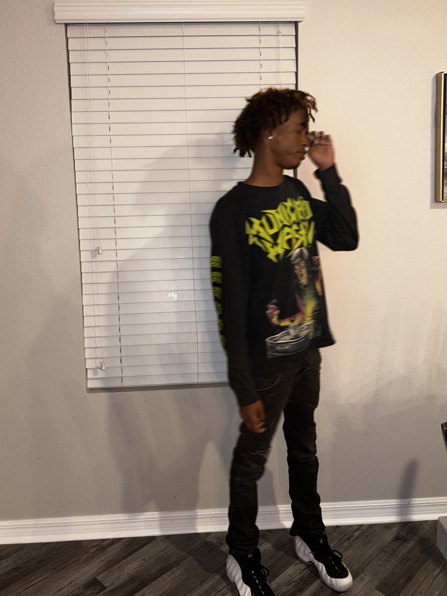 discaiden's tweet photo. I be so mufuckin' high when I walk in the building she think 'ima fun guy, okay. -Pradabagshawty https://t.co/exbSF4RyQp
