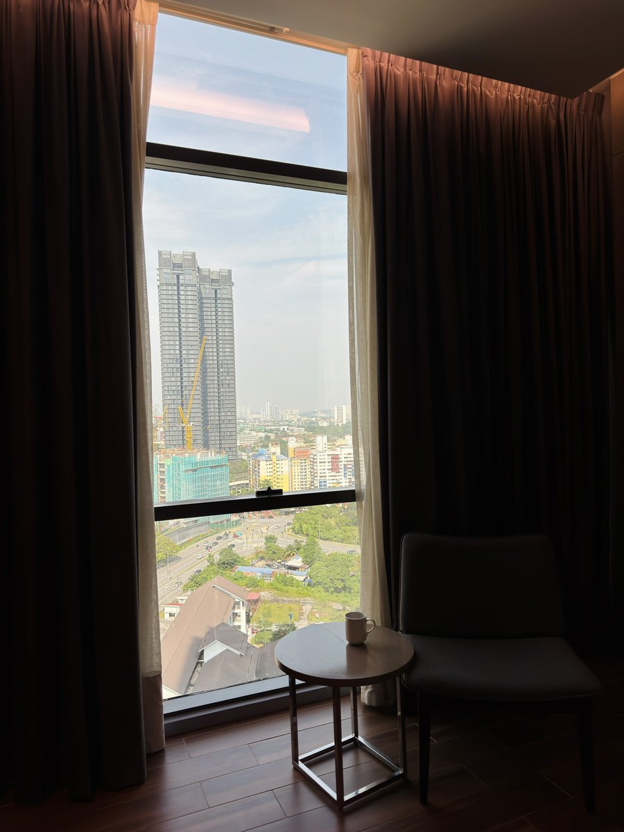 你不用对我说什么
我哭不是因为我觉得捨不得
只是觉得努力了那么久
最后卻还是败给不适合