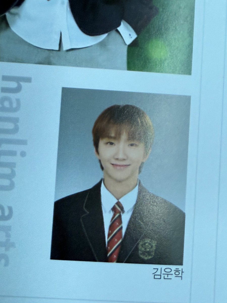 yeerning's tweet image. OFFICIALLY LULUS BROOOOOOO. foto buku tahunannya pas rambut gua warna chesnut