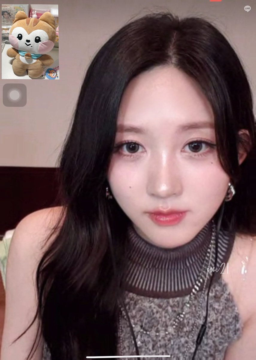 callmemily21's tweet image. 250215 IVE EMPATHY SW VIDEO CALL

너무 예쁘다!
#GAEUL #가을 #IVE #아이브 #김가을 #ガウル