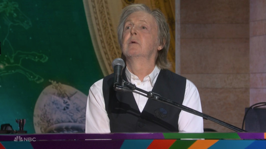 Paul McCartney performs Golden Slumbers, Carry That Weight, and The End by The Beatles at #SNL50
