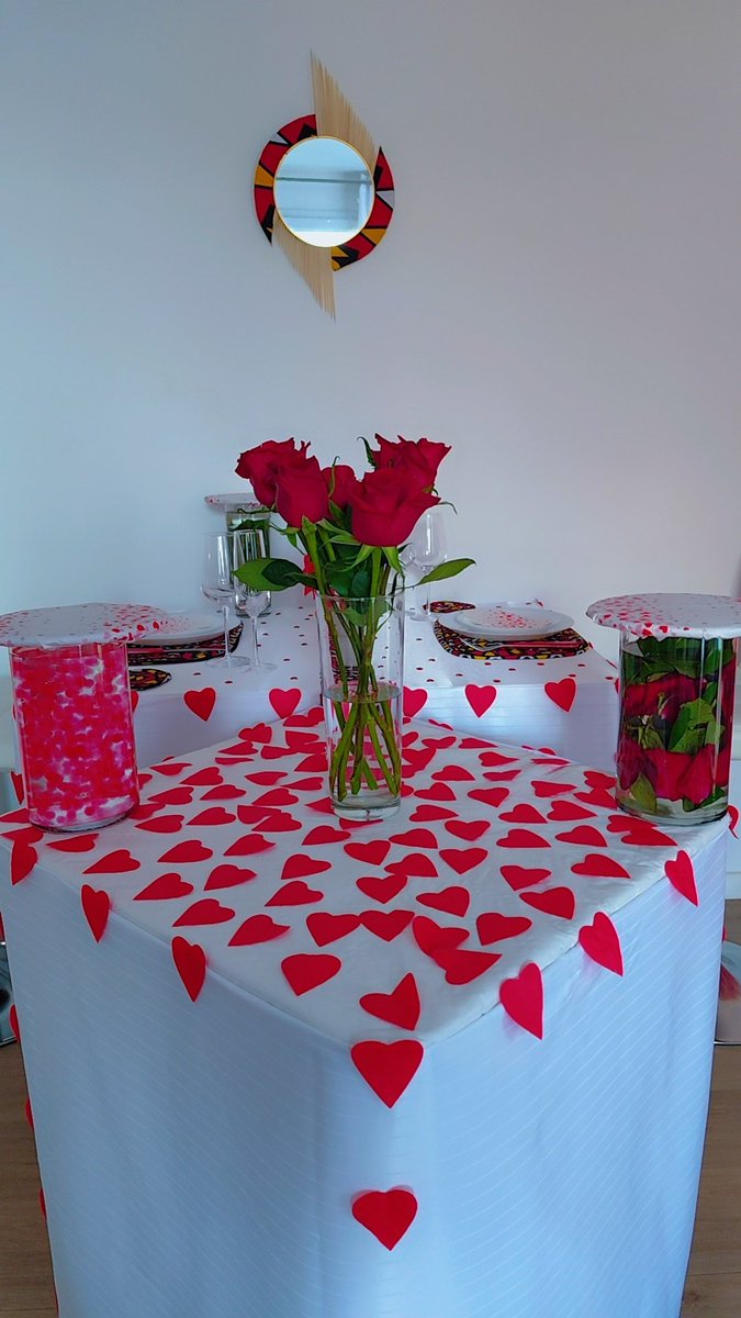 Sitasentiment's tweet photo. Décoration d'une table pour la Saint-Valentin #decoration #table https://t.co/34WtUPIYe6