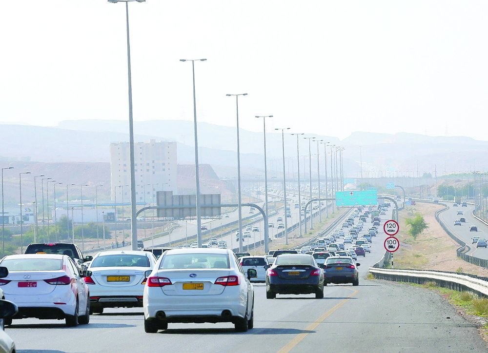 #الاختناق_المروري في #مسقط كل يوم يزداد غلطة وقسوة مع قدوم شهر #رمضان   ولا حلول واقعية على الأرض، وستظل تصريحات المسؤولين  في 
<a href="/mtcitoman/">وزارة النقل والاتصالات وتقنية المعلومات</a>
<a href="/M_Municipality/">بلدية مسقط</a>
مجرد ظواهر صوتيه خارج التغطيه. ولا حلول تنظيمية مستدامة في ضبط أنظمة العمل لتبقى اجتهادات  تفتقد التاطير 
<a href="/RoyalOmanPolice/">شرطة عُمان السلطانية</a>