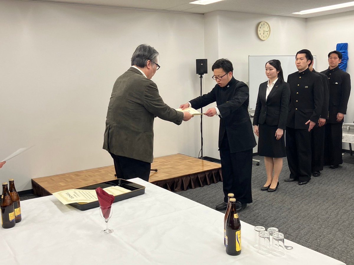 【令和七年度新旧執行部役員交代式】

2月15日（土）
令和七年度新旧執行部役員交代式を執り行いました。

旧執行部へ感謝状が授与され、新執行部へは日章旗、連盟旗、看板が貸与されました。いよいよ新体制での運営がスタートします。

今後共、全日本学生応援団連盟をよろしくお願いいたします！