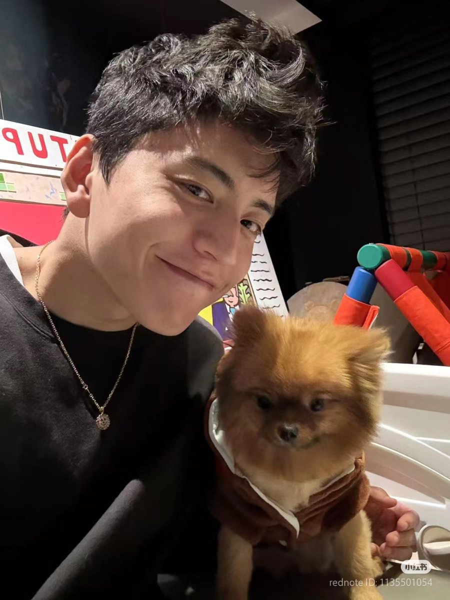 wangtaluarchive's tweet photo. #WangTalu shares new pics on xiaohongshu

🐺: 🐶🧶 Put new clothes on TA.O

#DarrenWang #王大陆 #왕대륙 #หวังต้าลู่ https://t.co/Zgk6rKz7QM