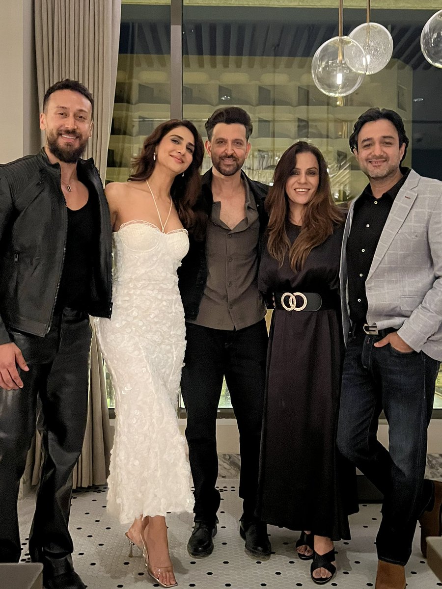 AnshKashyap123's tweet photo. Reunion ❣️
#TeamWAR
#HrithikRoshan #TigerShroff #SiddharthAnand #VaaniKapoor #MamtaAnand https://t.co/SyhklPVQMh