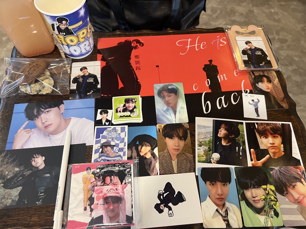 k1230_luv's tweet photo. 카페보니 12시 30분 오픈이었어서 오픈런 했어요! 포카홀더 너무 귀엽고 포스터 느좋이었어요...
하하하하하 럭드 6번 했는데 다 5등 나왔어요 그래도 호석이가 예뻐서 위안이 되던데요...! 퀴즈도 2개 맞춰서 도무송이랑 간식 받았는데 정호석이너무귀여워요...귀여워... https://t.co/Pmk4MT0Rnp