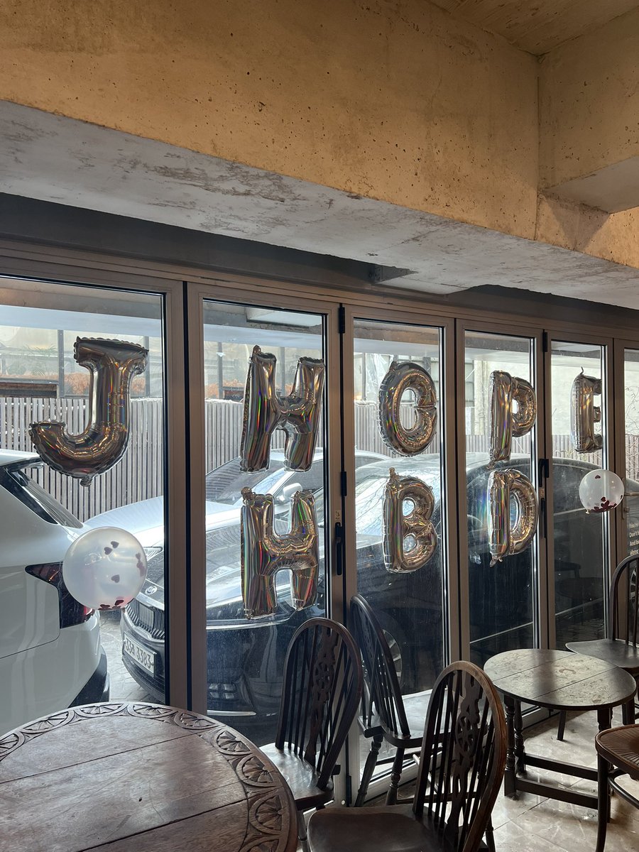 카페보니 12시 30분 오픈이었어서 오픈런 했어요! 포카홀더 너무 귀엽고 포스터 느좋이었어요...
하하하하하 럭드 6번 했는데 다 5등 나왔어요 그래도 호석이가 예뻐서 위안이 되던데요...! 퀴즈도 2개 맞춰서 도무송이랑 간식 받았는데 정호석이너무귀여워요...귀여워...