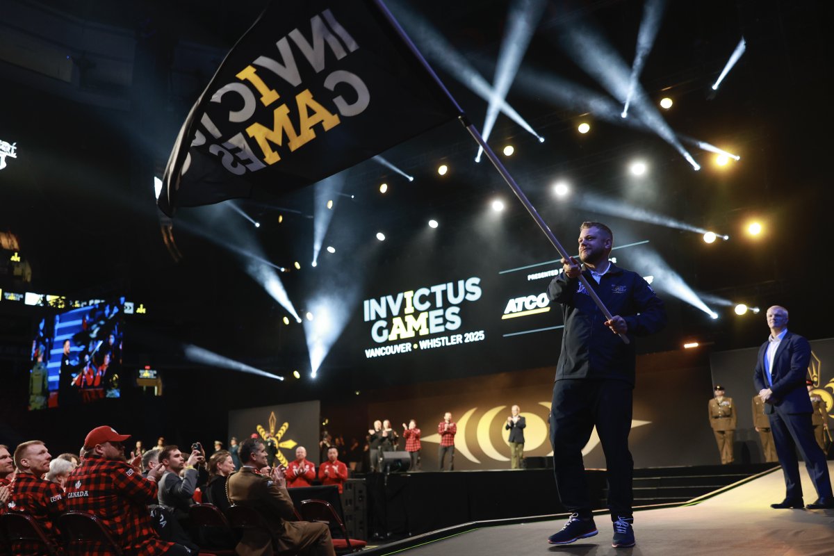 DefenceHQ's tweet image. The #InvictusGames flag has been handed to Team UK! We can’t wait to see the entire Invictus Games family at @Birmingham2027!

#IG27