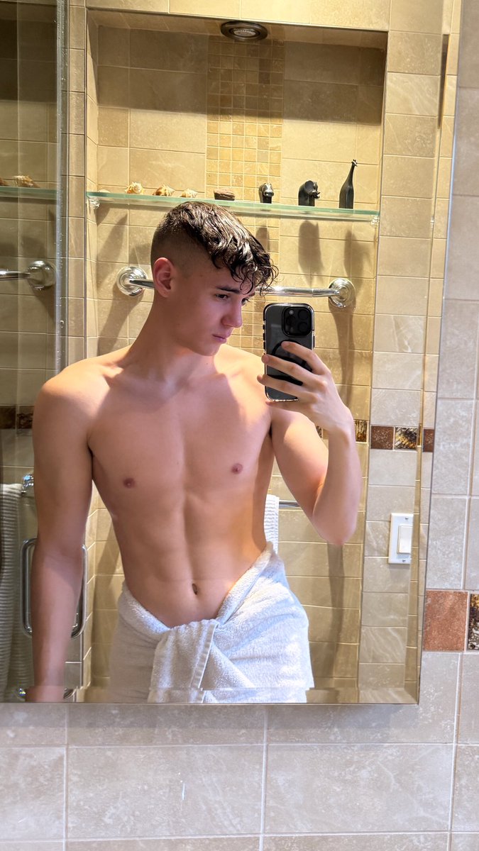 ItsDannyEdwin's tweet image. We could be taking showers together if you just say “hi” 😉