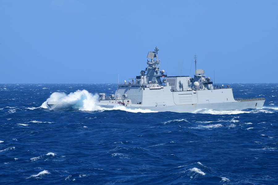 IN_HQENC's tweet photo. #MissionMonday
Braving the Tides - Steadfast in Mission
 #IndianNavy #MissionDeployed