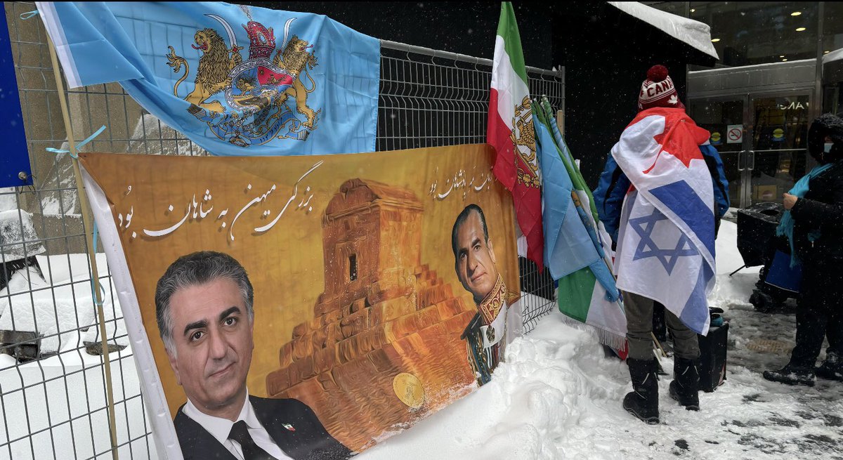 VidaSarafraz's tweet photo. یکی فحاشی و  پهلوی ستیزی کرد و پاداش گرفت! 

و دیگرانی در سرمای جانسوز زمستان از راه دور و نزدیک برای دفاع از حیثیت ایران و شاه ایران ساعتها تجمع کردند و انگ و اتهام سایبری و افراطی تحویل گرفتند!  باور کردنی نیست🤦‍♀️ https://t.co/3quPzYj9rq
