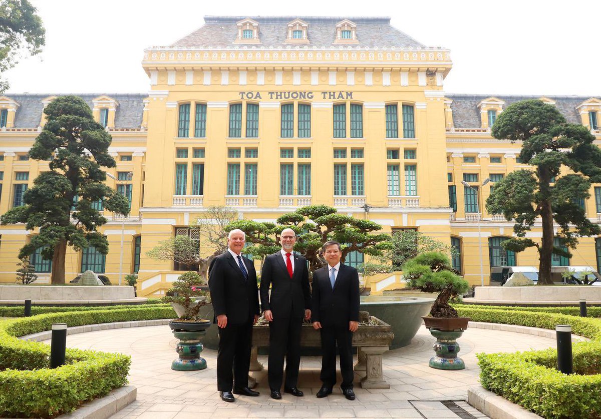 AmbCanVietnam's tweet image. L'ambassadeur Steil a rencontré le juge en chef Lê Minh Trí pour discuter de la collaboration croissante entre 🇨🇦🇻🇳dans le secteur de la justice.
1/3