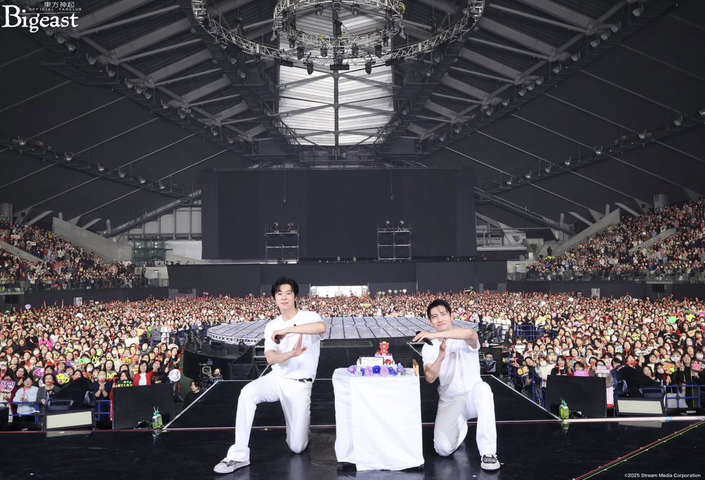 TOHOSHINKI_X_JP's tweet photo. 【#Bigeast🌹STAFF REPORT更新】
宮城公演では会場のみなさんと一緒に #チャンミン の誕生日をお祝い🎂🎉

公演後には、みなさんからいただいた誕生日のお祝いメッセージをチャンミンに見てもらいました✉️

みなさんからのメッセージを読んでいるチャンミンの写真は【STAFF REPORT】に公開！

ファンクラブサイトログインはこちら🐥
https://t.co/qidPxElwaw

#東方神起　#TOHOSHINKI