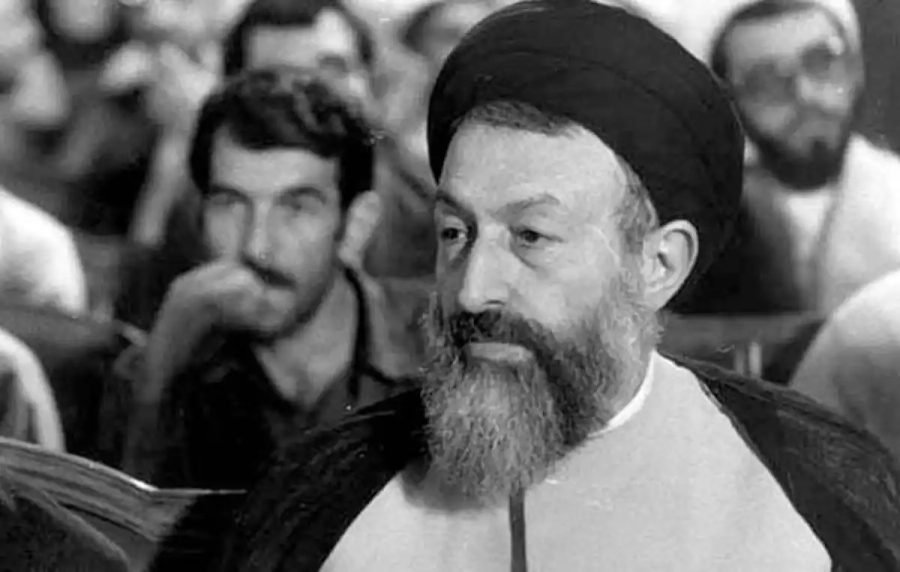 ma_jaberi's tweet photo. ـ چرا در مقابل این همه توهین از خودت دفاع نمی‌کنی؟
+ آیه‌ای از قرآن را ��واند و گفت: «من نباید از خودم دفاع کنم؛ بلکه باید آنقدر ایمان خودم را قوی کنم که خداوند از من دفاع کند و جواب این‌ها را بدهد و چون وعده خدا حق است، من به این وعده ایمان دارم.»
#در_محضر_بزرگان https://t.co/na7u9onSBt