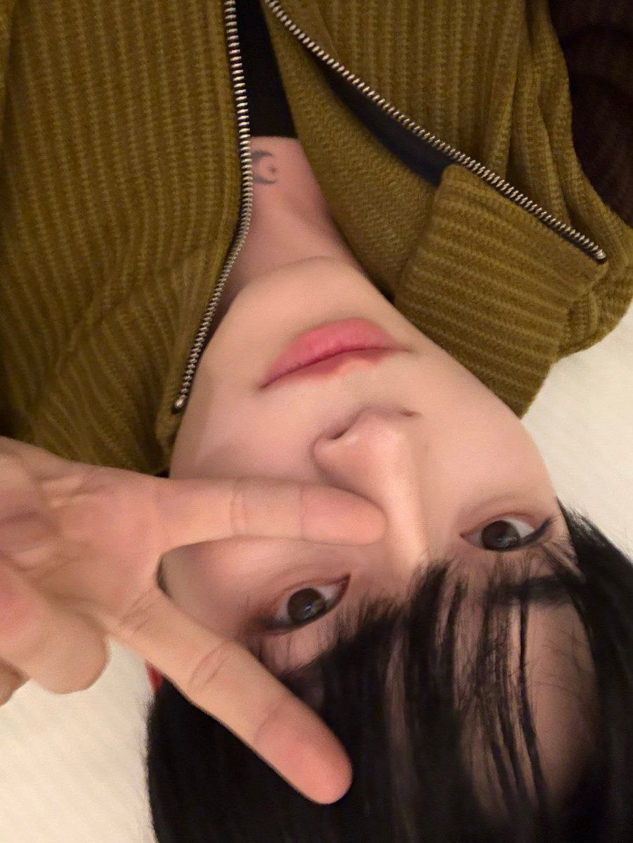 H136B's tweet image. 셀카 보낸지 꽤 된 것 같아요 😚
거꾸로 된 것이 개념이다 ㅎㅎ