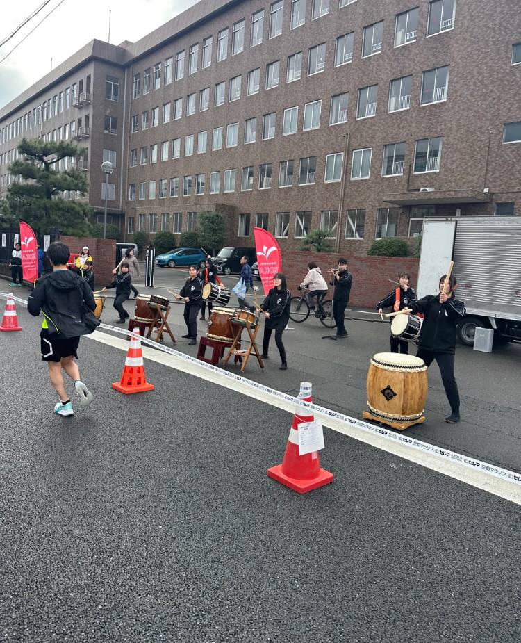 昨日同僚と一緒に京都マラソンに参加しました。私の初めてのマラソンです🏃‍♀️
雨が降るのではと心配していましたが、道中天気も良く、沿道にはたくさんの人がいました。参加者も応援する人も、景色もとても良く、補給もとても良く、途中でパフォーマンスもいろいろありました✨