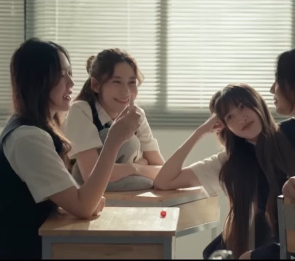 _jisooscries's tweet image. 😳
#viewjune