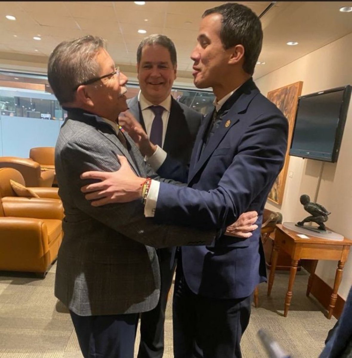 RoiLopezRivas's tweet photo. Se buscan por malversación de fondos de la ayuda humanitaria para Venezuela: https://t.co/mqrqmVILJv